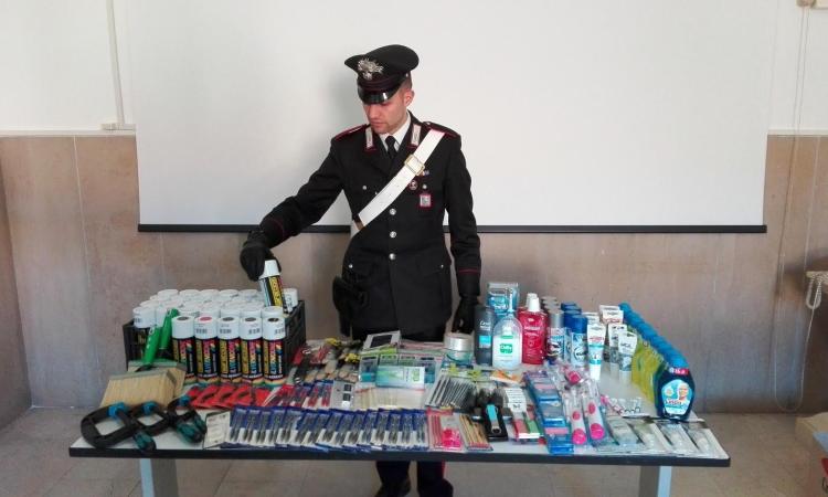 Attrezza in casa la copia di un supermercato con merce rubata: nei guai 45enne di Macerata