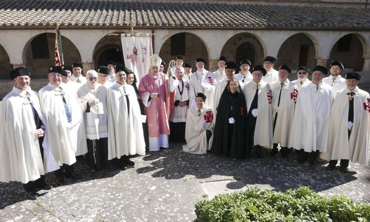 Abbadia di Fiastra gremita per la cerimonia solenne dell’ordine Equestre del Santo Sepolcro di Gerusalemme