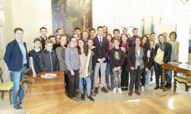 Scambio culturale tra Potenza Picena e Satoux: studenti e insegnanti ricevuti da Acquaroli