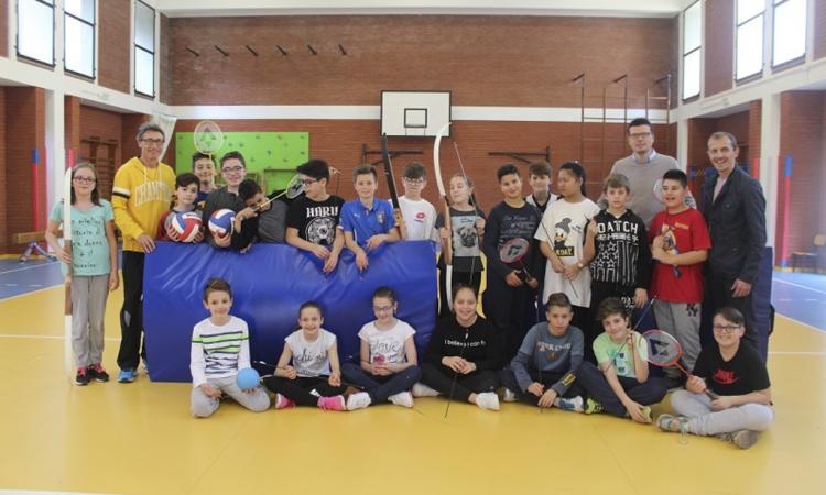 Da “Un gol per le Marche” materiale sportivo per le scuole terremotate di Tolentino