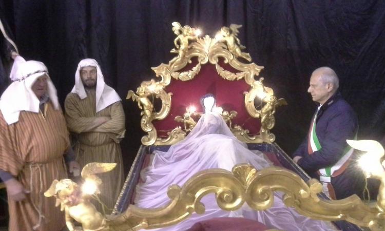 Il "Cristo Morto" salvato dalle macerie in processione a Caldarola