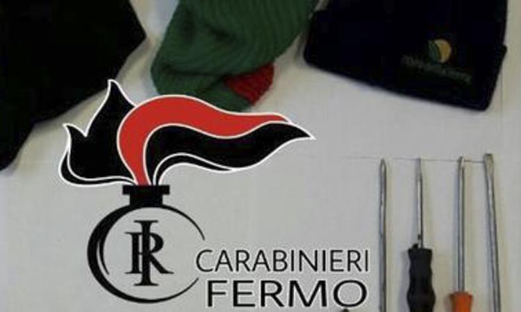 Nell'auto un kit per colpire negozi: denunciato dai carabinieri anche un civitanovese di 19 anni