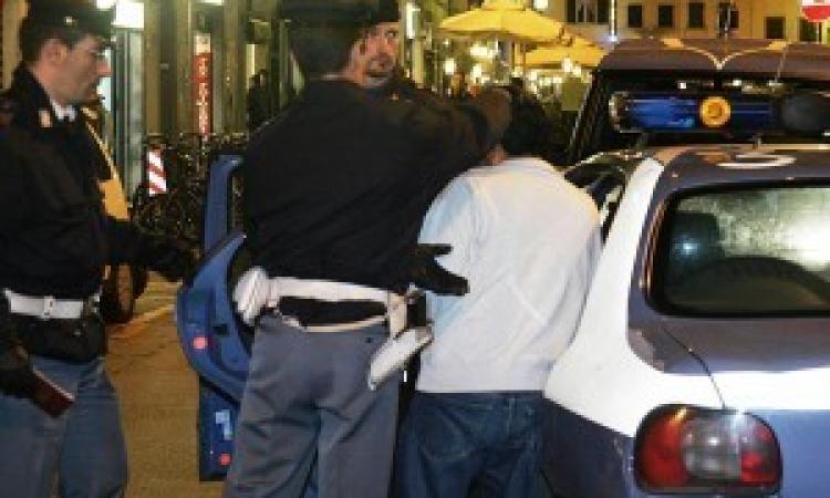 Notte di follia per un ventenne di Morrovalle arrestato dopo una rissa a Macerata