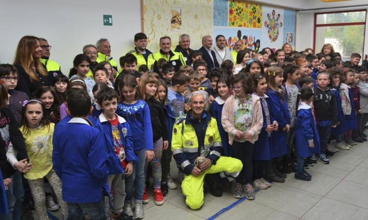 Da Bagnacavallo la solidarietà per gli studenti di Cesolo: donati banchi, sedie, cattedre, armadi e pc