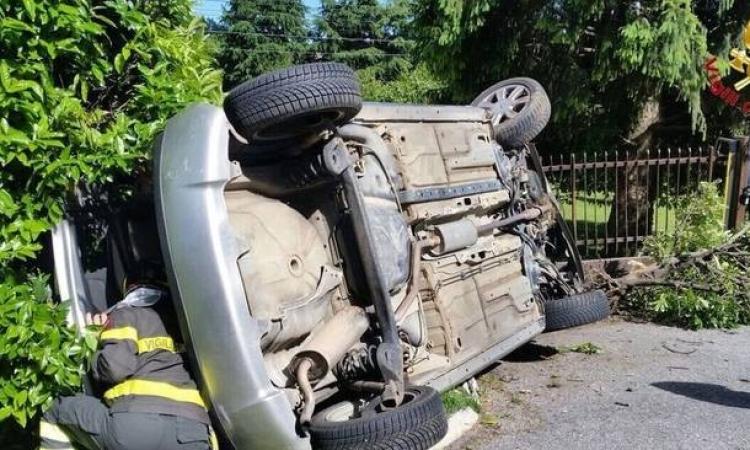 L'auto si ribalta e lo intrappola mortalmente: tragedia nel pomeriggio a Castelraimondo