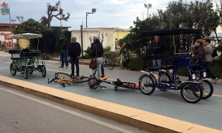 Civitanova, frontale fra bici sul lungomare nord