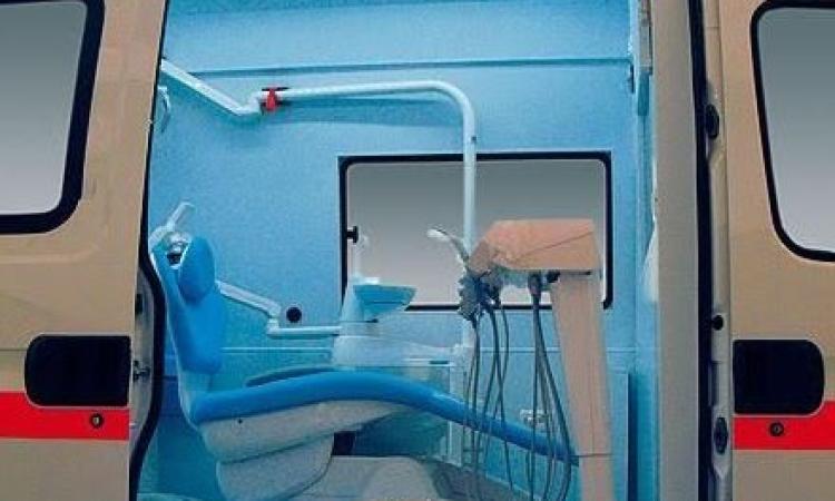 Giornata europea gengive sane, un'odonto-ambulanza in piazza del Popolo a San Severino Marche