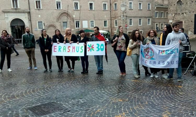 Macerata, gli studenti Erasmus salutano la Festa dell'Europa