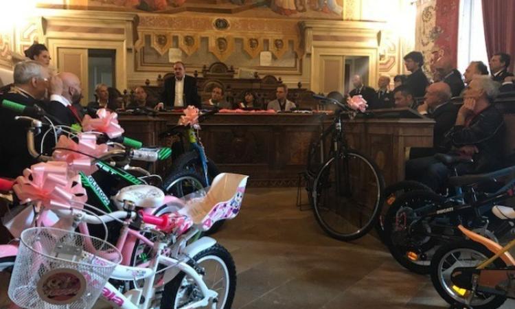La bicicletta come simbolo di ripartenza: la solidarietà del Giro d'Italia ai terremotati