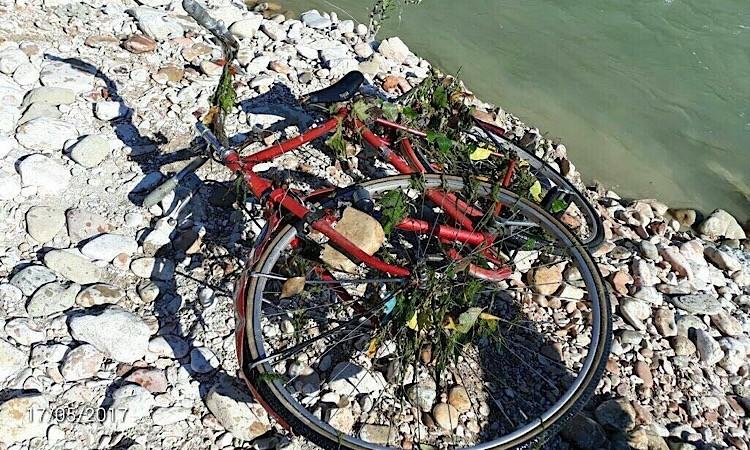 Vandali in azione: gettata bici dal Ponte del Diavolo