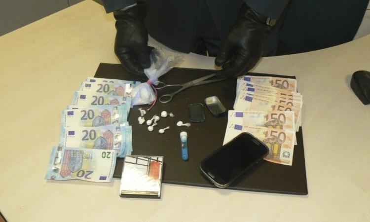 Blitz della finanza all'Hotel House: trovata droga e banconote false