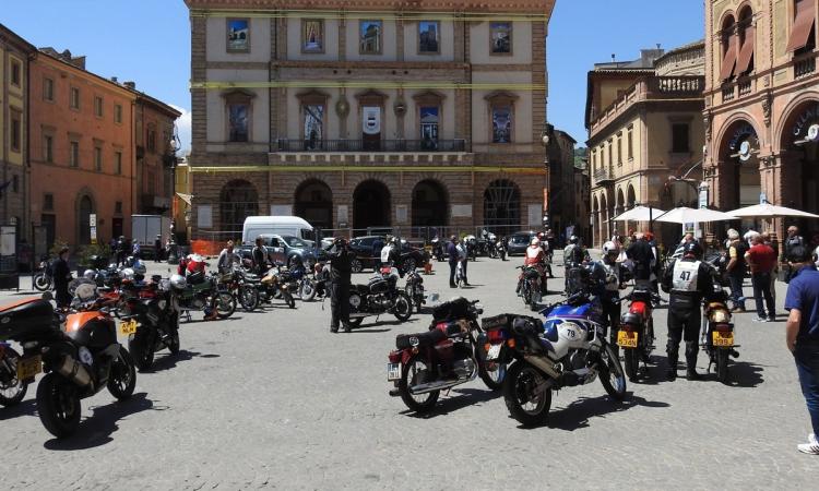 Motogiro d'Italia: la carovana lascia Tolentino tra ammirazione e meraviglia
