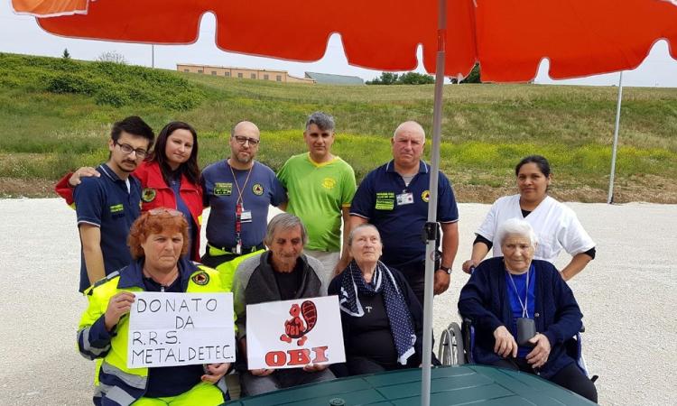 Solidarietà, a Tolentino tavoli, ombrelloni e panchine donate dal gruppo VAB e da Metaldec