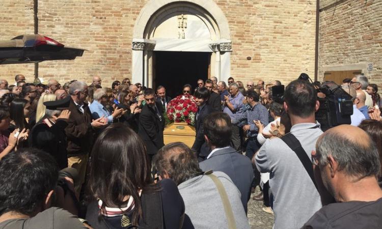 Per l'ultimo saluto ad Olindo una carrozza trainata da quattro cavalli Per l'ultimo saluto ad Olindo una carrozza trainata da quattro cavalli