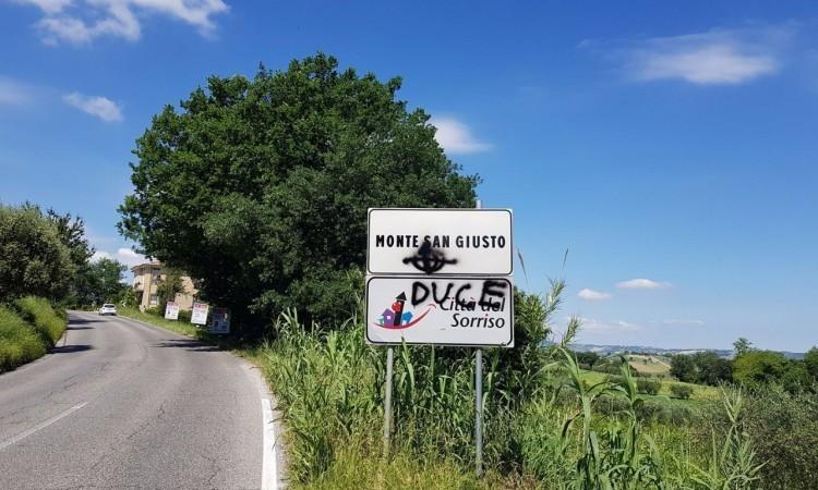 Monte San Giusto, scritte fasciste sul cartello di benvenuto: il consigliere Salvatori pulisce personalmente