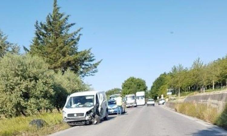 Incidente durante il sorpasso: coinvolti un'auto, un furgone e un trattore