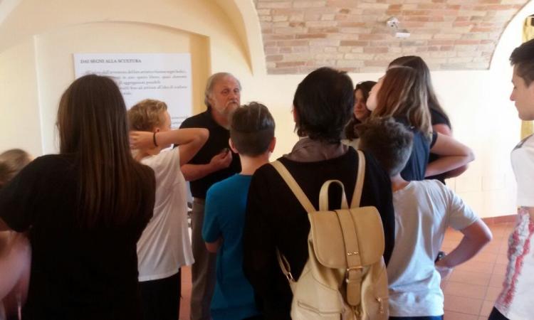 La scultura “va a scuola”: il maestro Sandro Piermarini incontra gli studenti treiesi