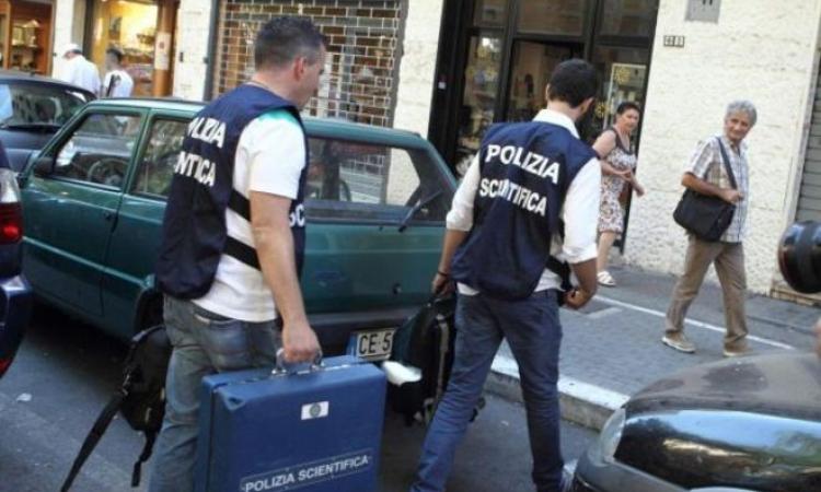 Giallo in via Carradori a Macerata: uomo trovato morto in un lago di sangue