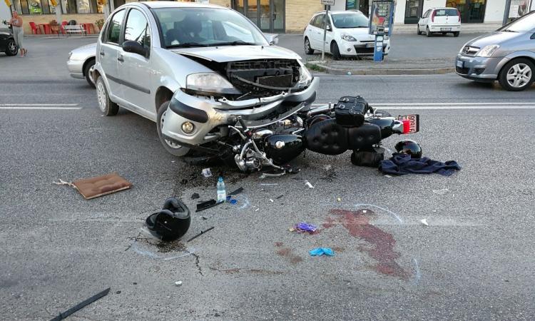 Auto e moto si scontrano a Piediripa: grave un uomo portato a Torrette in eliambulanza