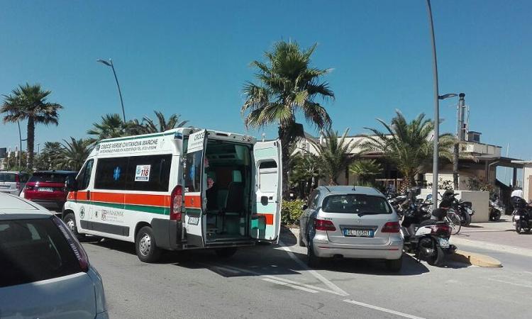 Civitanova, giovane si tuffa dagli scogli e batte la testa
