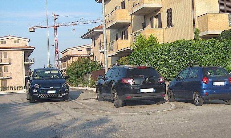 Montecosaro, parcheggi selvaggi in via Pavese, la denuncia di un residente