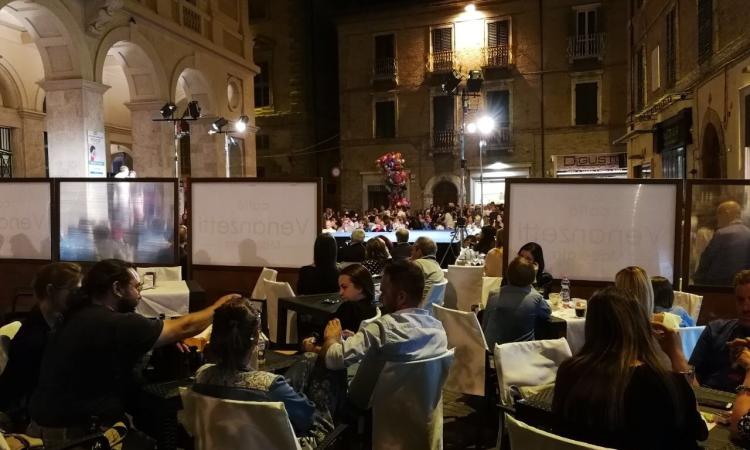 Macerata, pannelli bianchi dividono Piazza Cesare Battisti