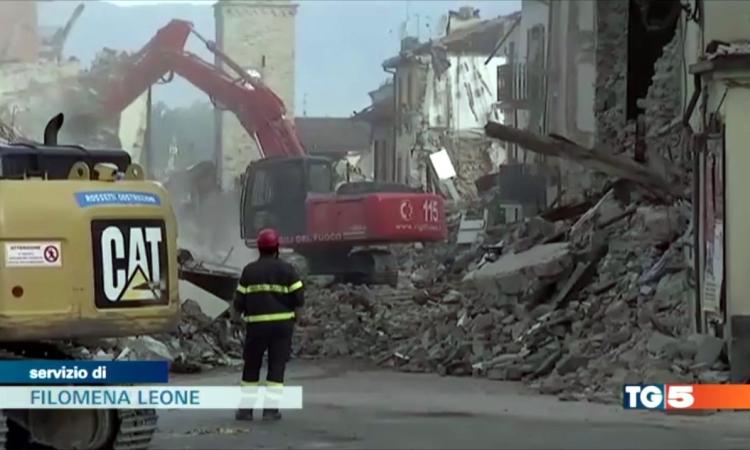 Terremoto, l'ultima beffa per i parenti delle vittime: una tassa di successione sulle macerie - VIDEO