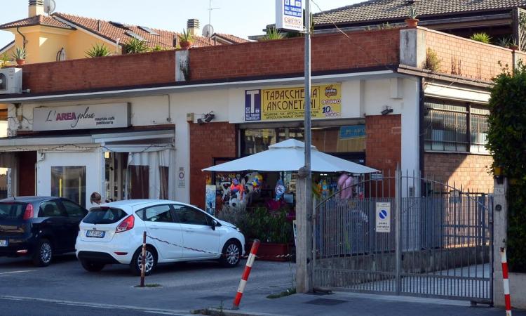 Civitanova Marche, furto in tabaccheria: ladri inseguiti dalla commessa