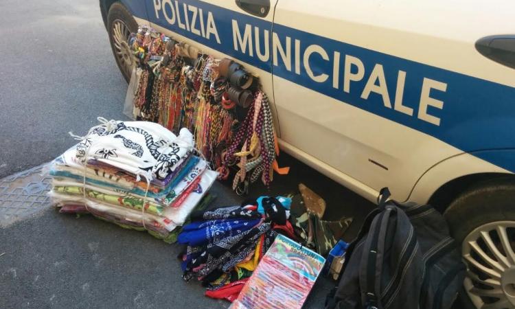 Potenza Picena: lotta al commercio ambulante abusivo, sequestrati beni per svariate migliaia di euro