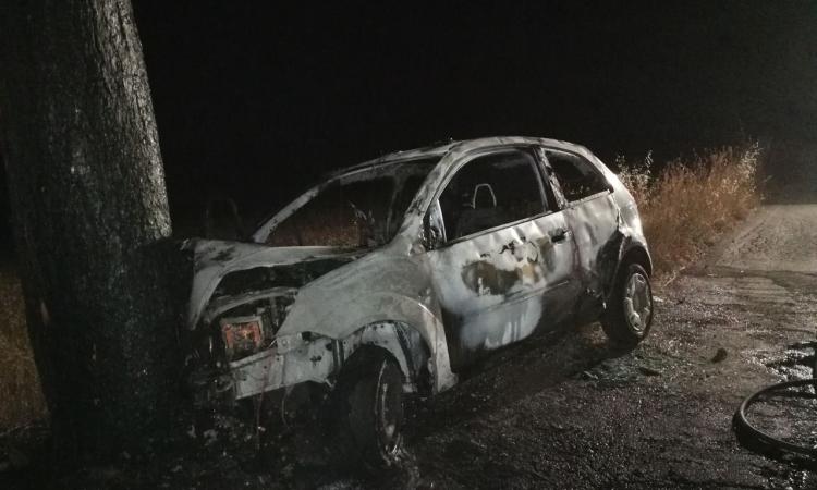 Macerata, sbanda e finisce contro un albero: auto in fiamme