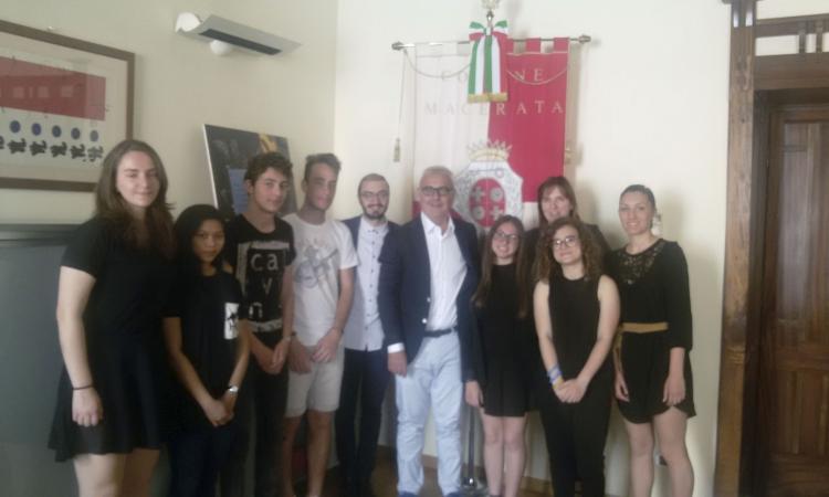 Stage Alternanza scuola-lavoro ai Musei civici, il sindaco Carancini saluta un gruppo di studenti