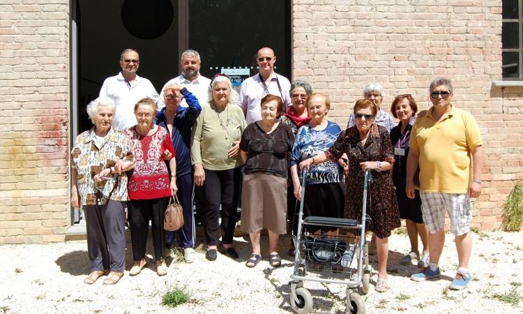 Gli ospiti della Casa di riposo di Tolentino in visita alla mostra sul Foro Boario: il quartiere com'era ieri e com'è oggi