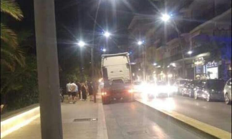 Civitanova, paura sul lungomare nord: camion contromano sulla pista ciclabile