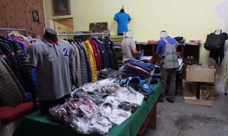 Corridonia, scoperto dalla Guardia di Finanza locale adibito alla vendita di prodotti contraffatti
