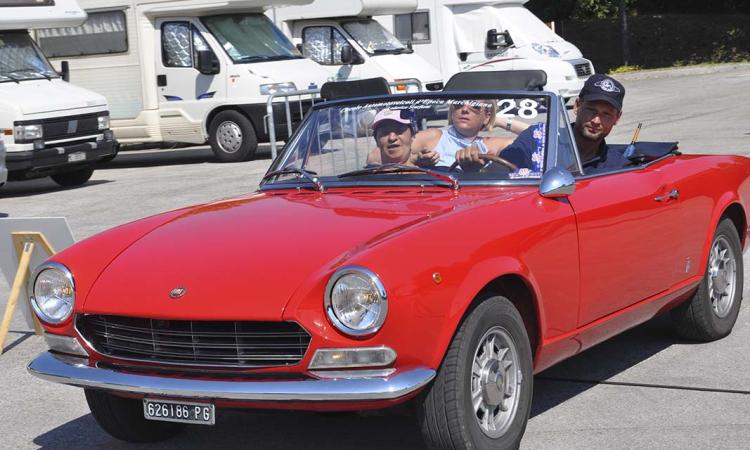 "Viaggiare Insieme", gli ospiti dell Istituto Santo Stefano sulle auto d'epoca per la dodicesima volta