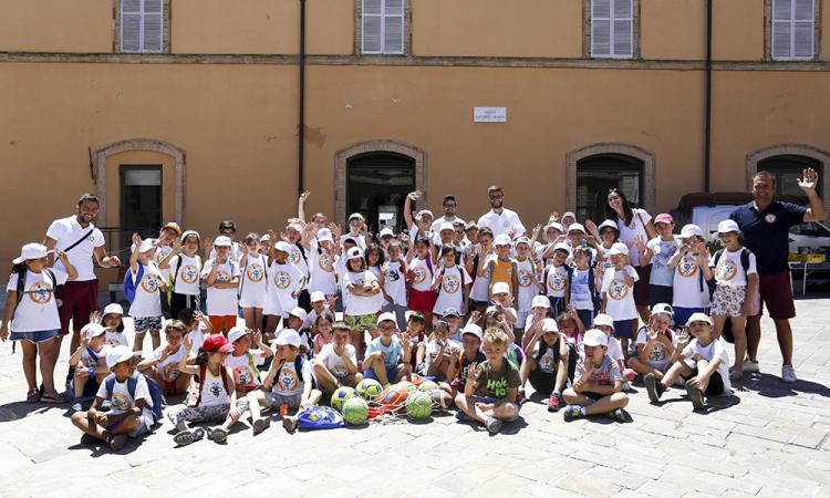 I ragazzi del centro estivo sportivo Yfit in visita allo Sferisterio e a Palazzo Buonaccorsi