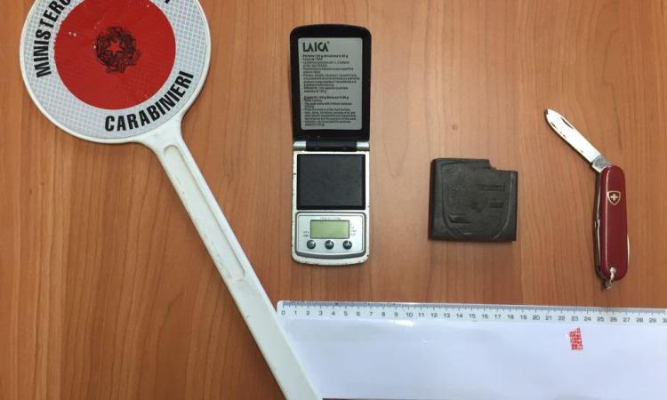 Matelica, hashish sotto il sellino della moto: denunciato 55enne