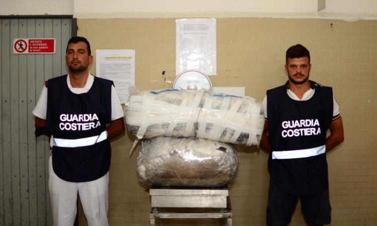 La Guardia Costiera recupera altri 90 chili di droga in mare a Civitanova