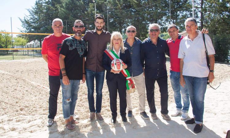 Sisma, "una schiacciata alla paura": inaugurato campo da beach volley nel rione Settempeda