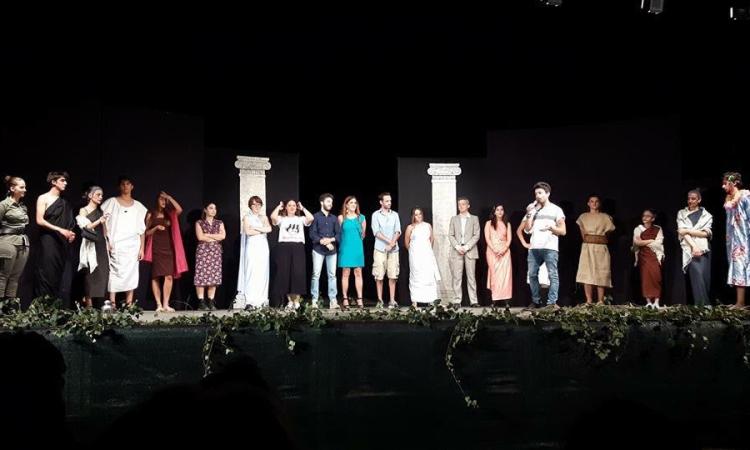 "Le donne al Parlamento" del liceo classico di Tolentino raccolgono consensi all'anfiteatro di Urbisaglia