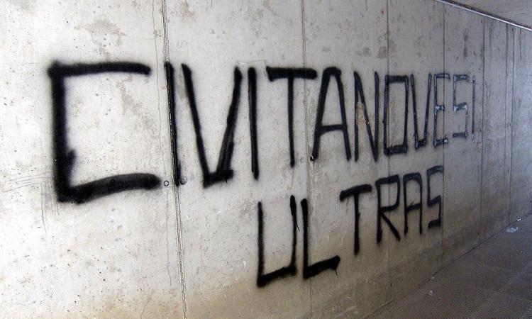 Civitanova, i sottopassi del lungomare nord tra scritte e immondizia