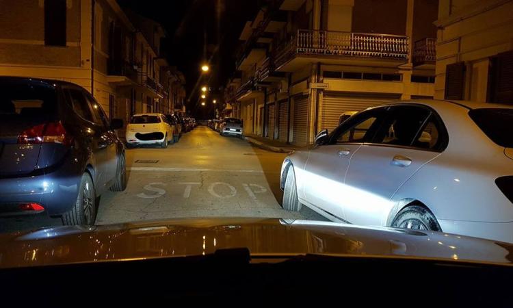 Civitanova, il parcheggio selvaggio blocca una strada
