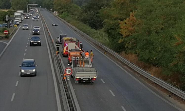 Scontro in superstrada a Morrovalle: grave un ferito trasportato in eliambulanza ad Ancona