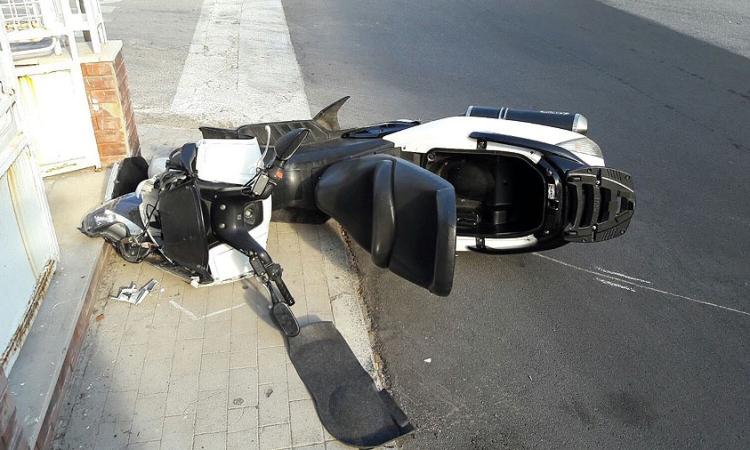 Civitanova, scontro nel pomeriggio con auto: scooter finisce contro una casa