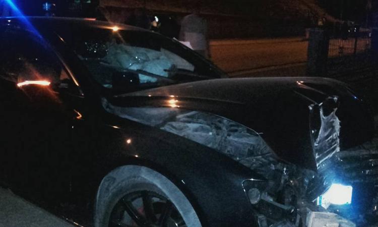 Civitanova, auto sbanda e sfonda il portone blindato di una casa: tre feriti