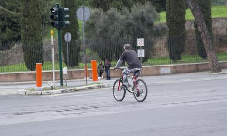 Porto Potenza, Suv investe ciclista e fugge