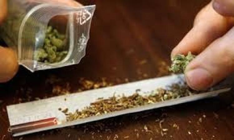 "Beccato" in auto con hashish e marijuana, arrestato ventenne