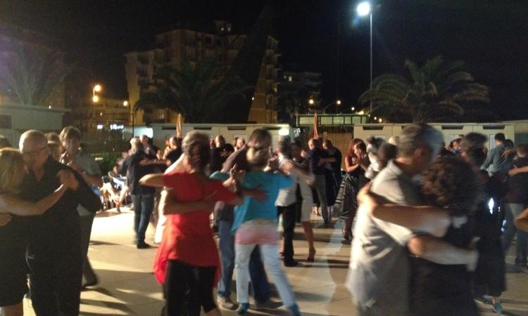 Martedì tanguero allo chalet "Antonio": grande calore della danza e del pubblico