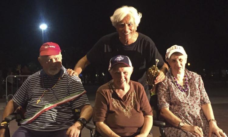 Prove del teatro della comunità, tanti curiosi ogni sera al Varco sul mare