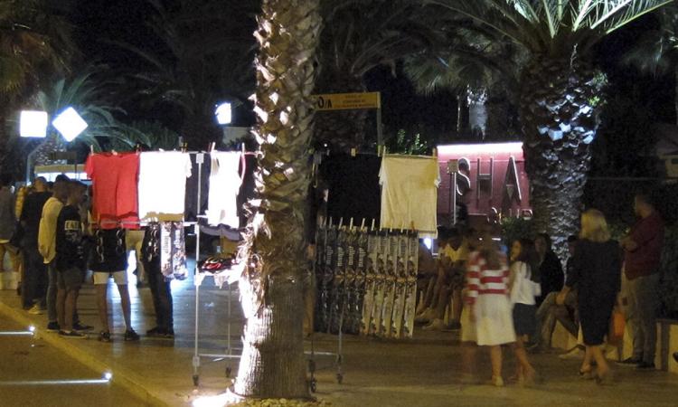 Civitanova, anche un campano piazza una bancarella davanti allo Shada